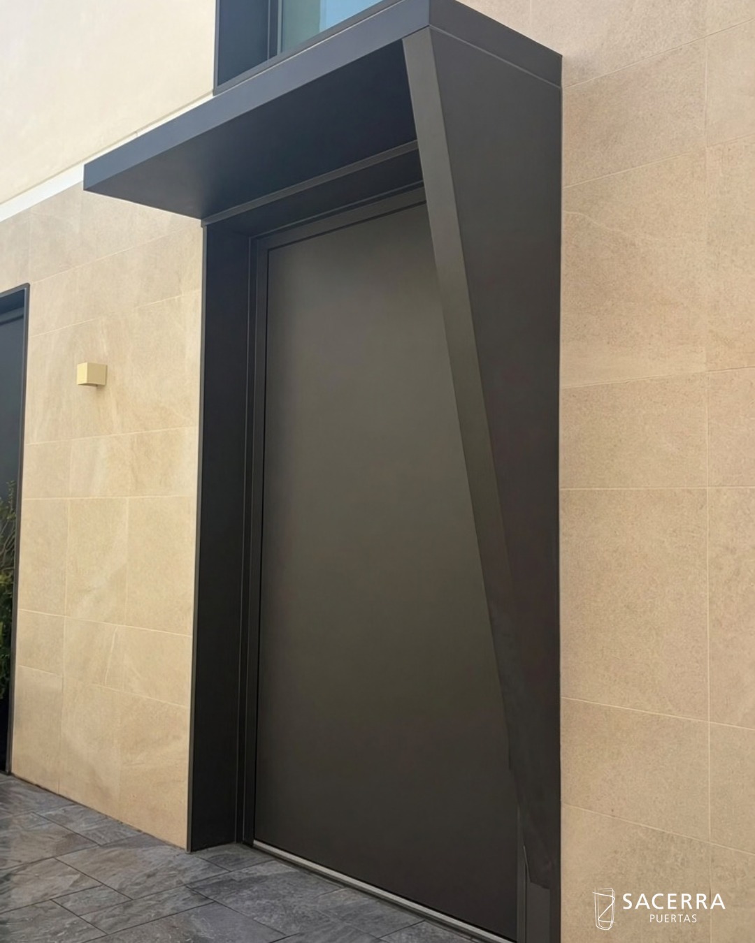 Puerta pivotante de aluminio TX7022DE en hueco retranqueado, vivienda unifamiliar en Zaragoza