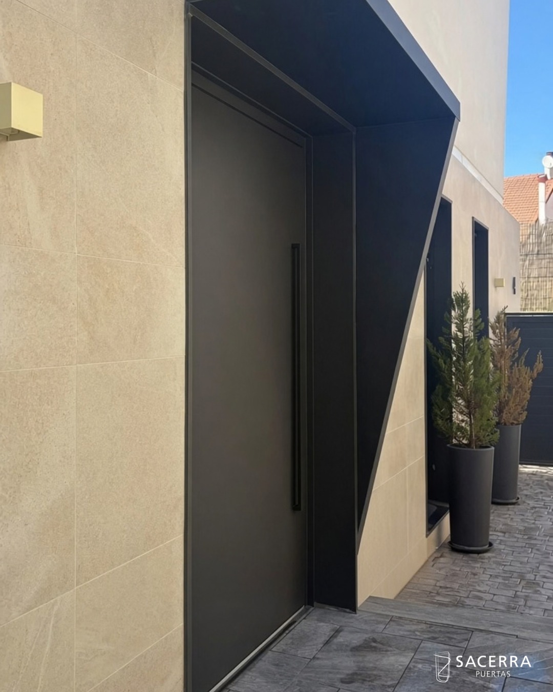 Detalle del tirador superpuesto lacado en negro en puerta pivotante Millennium Plus Pivot